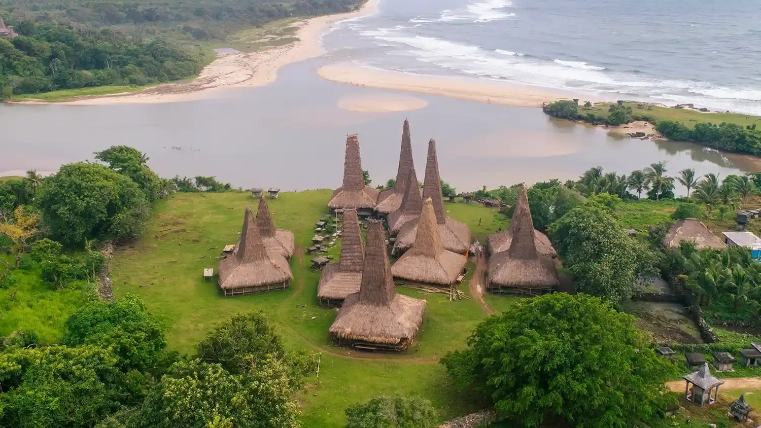 Ratenggaro, peaked roofs above the coast